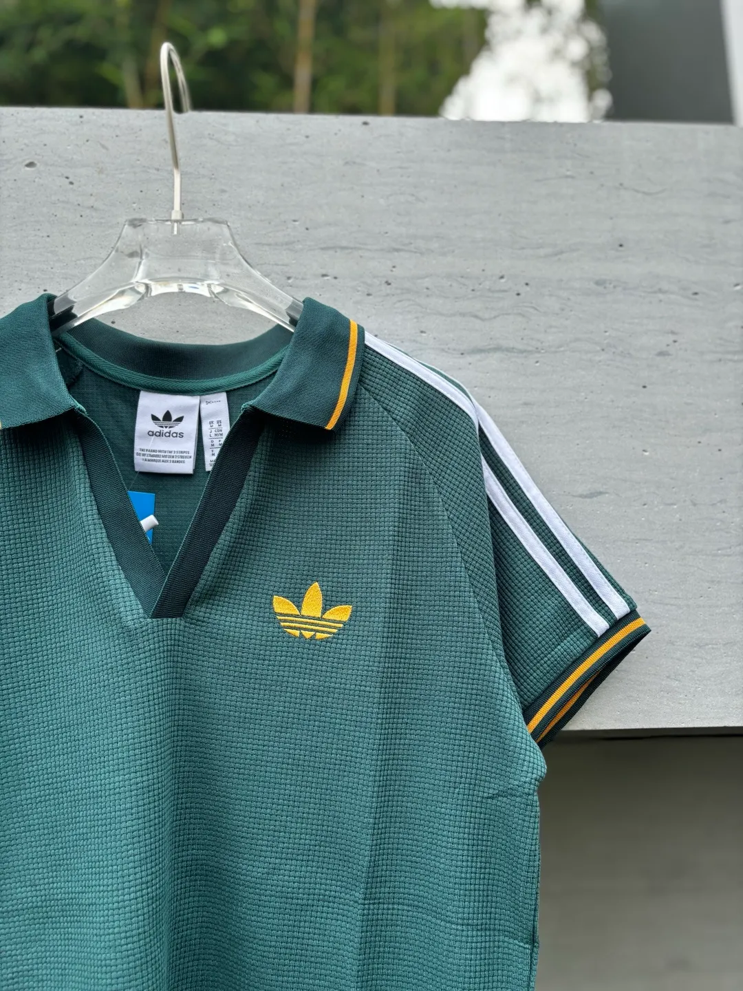 Chip version 𝟬𝟱𝟰𝟰𝟳# Exclusive real shot/difference between various stolen pictures and online picture versions on the market [𝗔𝗱𝗶𝗱𝗮𝘀Adidas clover chest embroidery for men and women Same Style𝗩 collar short sleeves] ✅Full set of 1:1 customized accessories ➕Customized three-label ➕𝗬𝘂𝗮𝗻 version hang tag ➕𝗹𝗼𝗴𝗼 packaging bag🔥 ➕Scan the tag to enter the official website. ✅Top Original version, ins Xiaohongshu Dewu Kuaishou and many bloggers wear it. ✅Adidas is a rare V-neck with no buttons, personalized setting and generous temperament, showing the elegance at a glance. ✅Three standards are customized with 270g waffle original Authentic custom-made imported fabrics for the watch, and the overall tailoring adopts three-dimensional structure tailoring! Ergonomically designed, more flexible when wearing! The cut is streamlined and streamlined, allowing you to move flexibly with your body! Integrates functionality, beauty and durability! Suitable for business, travel, leisure and many other occasions! ⭕The high version of the best products🐮is different from the junk products in the market🗯️The same picture but different prices means different versions. ❌Don’t be fooled by the same copywriters and pirated pictures from outside that mix and distribute high-luxury pictures at low prices. After comparing the quality, you will know where the gap is. Don’t lie. I don’t guarantee that my products are the cheapest, but I definitely guarantee that they are worth every penny of your hard-earned money! ‼ ️We don’t slash prices or lower prices, we supply products with care and only make high-end versions!!! Breasts Jimei must see the details of my home clearly, the pictures of my home are all real photos taken by the owner ❤️ Color: Green Size S-XXL